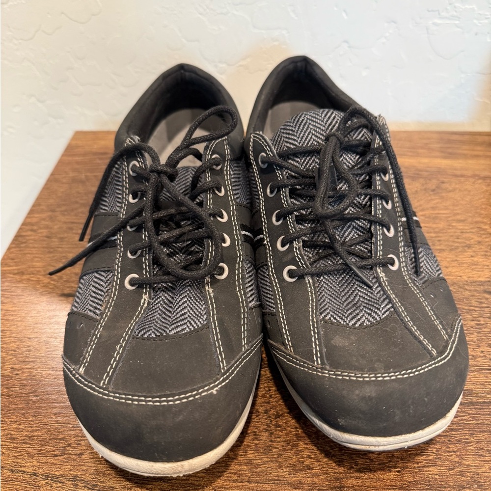 Easy Street Black and Gray Sneakers with Sporty Design